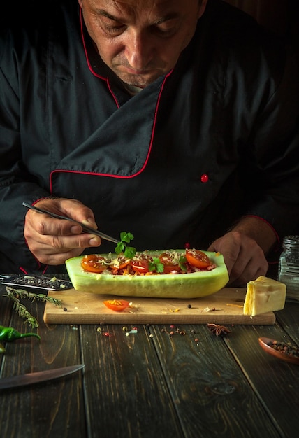 Kucharz przygotowujący danie